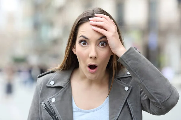 Front View Portrait Amazed Woman Looking Camera Hand Forehead City — Stock Photo, Image