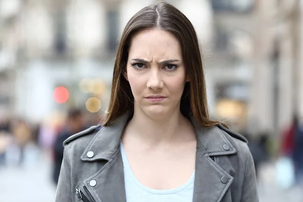 Şehir Caddesinde Kızgın Bir Kadının Manzara Portresi — Stok fotoğraf