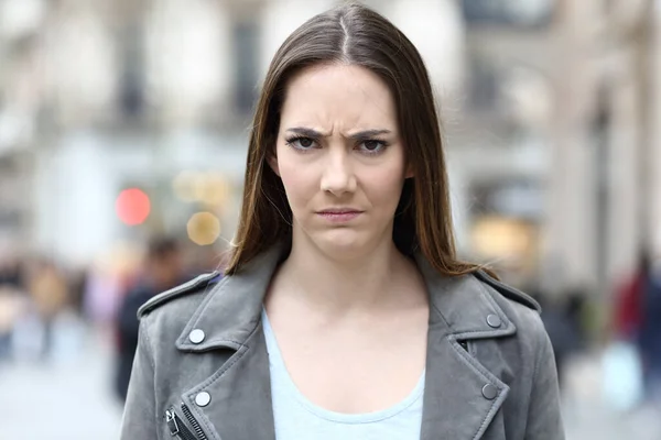 Retrato Una Mujer Enojada Mirando Cámara Calle Ciudad —  Fotos de Stock