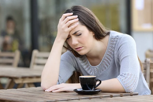 Chica Deprimida Quejándose Sola Con Mano Cabeza Terraza Una Cafetería —  Fotos de Stock