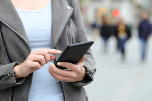 在城市街道上 一个妇女用她的智能手机打字时的亲密接触 — 图库照片