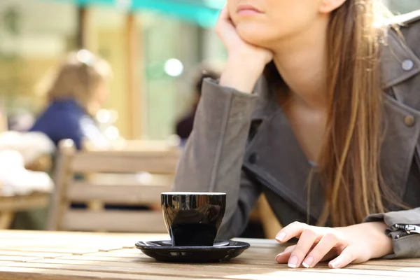 Primer Plano Mujer Impaciente Esperando Dedo Golpeando Una Mesa Terraza —  Fotos de Stock