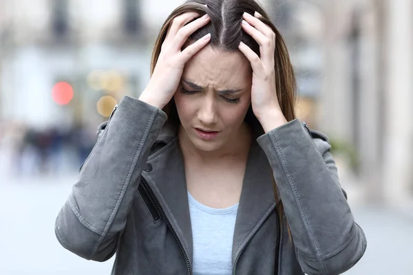 Retrato Una Mujer Triste Quejándose Agarrándose Cabeza Calle Ciudad — Foto de Stock