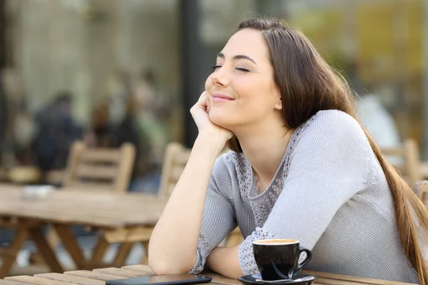 Donna Soddisfatta Che Respira Aria Fresca Una Terrazza Una Caffetteria — Foto Stock