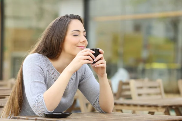 Tevreden Vrouw Ruikt Haar Kopje Koffie Een Terras Van Het — Stockfoto