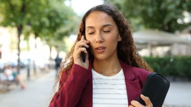 Вид Спереду Щаслива Бізнес Леді Ходить Розмовляє Мобільному Телефону Вулиці — стокове відео