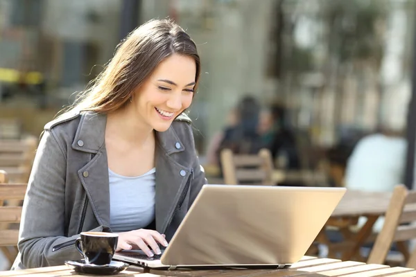 Szczęśliwa Kobieta Pisze Laptopie Siedząc Tarasie Kawiarni — Zdjęcie stockowe