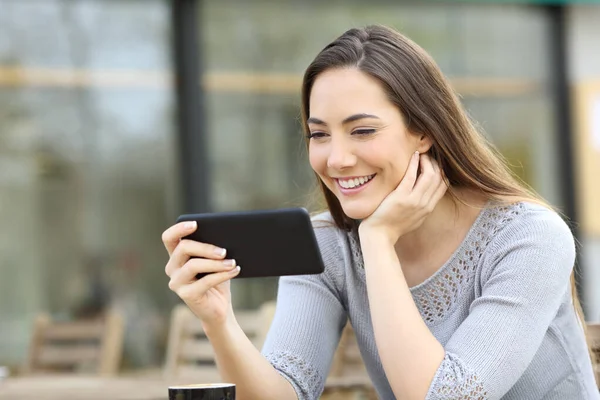 Mujer Feliz Viendo Vídeo Línea Teléfono Inteligente Una Terraza Cafetería — Foto de Stock