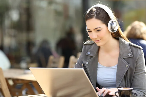 Geconcentreerd Meisje Kijken Media Inhoud Laptop Met Hoofdtelefoon Een Cafe — Stockfoto