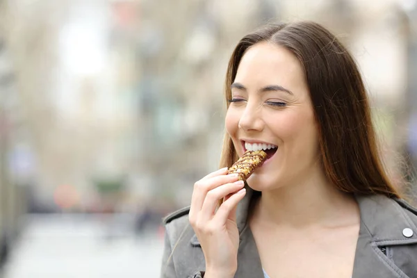 Front View Portrait Satisfied Girl Eating Enjoying Cereal Snack Bar — Stock Photo, Image