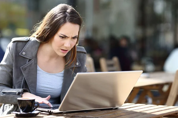 Mulher Irritada Pressionando Botão Desesperado Verificando Laptop Terraço Café — Fotografia de Stock