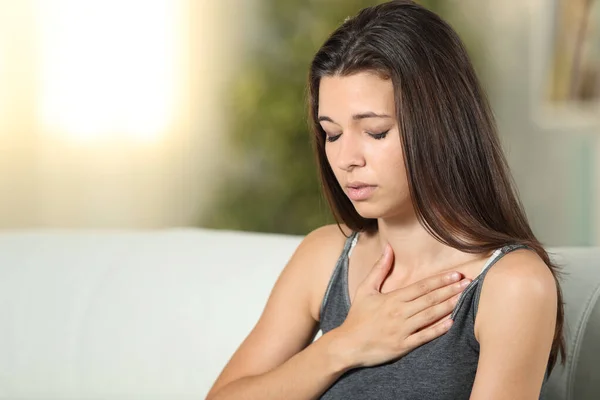 Chica Que Tiene Problemas Respiratorios Tocando Pecho Sentado Sofá Sala —  Fotos de Stock