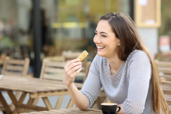 Gelukkige Jonge Vrouw Met Een Ontbijtgranen Snack Bar Zittend Een — Stockfoto