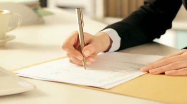 Yöneticilerin ellerinin doldurduğu işaretleme formlarını ofiste masasında bir kalemle kapatın.