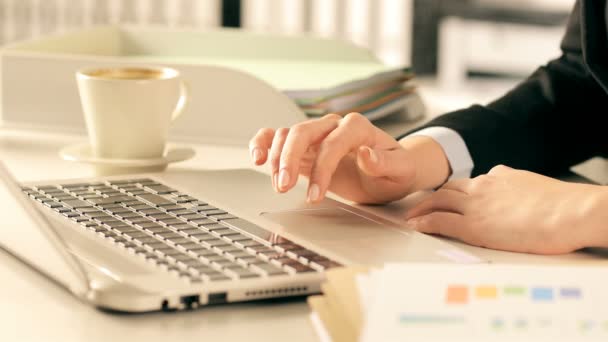 Großaufnahme Von Managerhänden Beim Kaffeetrinken Büro Laptop — Stockvideo