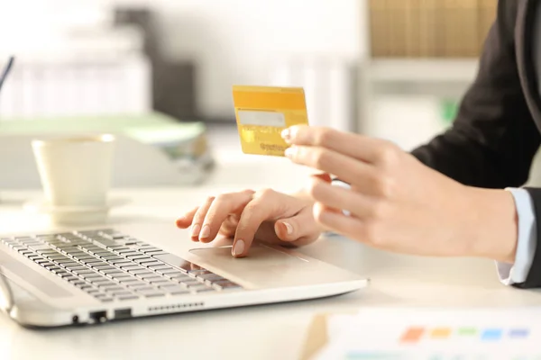 Närbild Verkställande Kvinna Händer Betala Online Med Kreditkort Laptop Sitter — Stockfoto