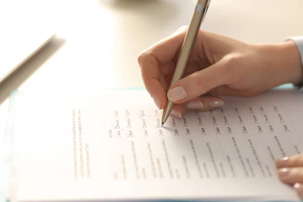 Sluiten Van Uitvoerende Vrouw Hand Invullen Van Formulier Een Bureau — Stockfoto