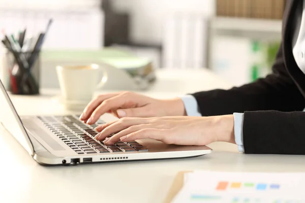 Tutup Tangan Eksekutif Perempuan Yang Mengetik Laptop Dengan Duduk Meja — Stok Foto