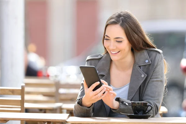 Glad Ung Kvinna Kollar Smart Telefon Ett Kafé Terrass — Stockfoto