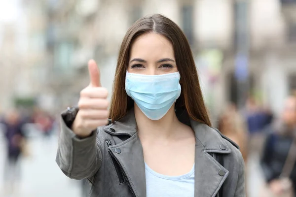 Front View Portrait Happy Woman Protective Mask Gesturing Thumbs Street — Stock Photo, Image