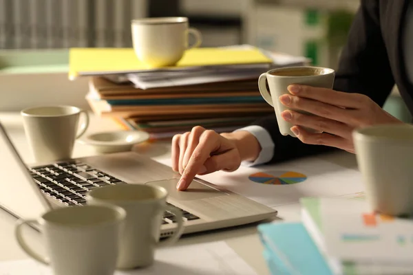 Primo Piano Mani Donna Esecutiva Oberata Lavoro Con Bevande Contenenti — Foto Stock