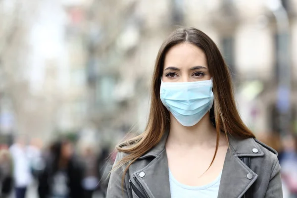 Front View Portrait Serious Woman Protective Mask Looking Away Street — Stock Photo, Image