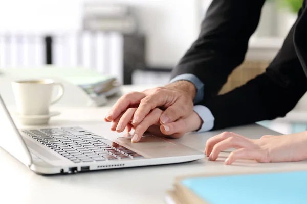 Primo Piano Delle Mani Nervose Dei Lavoratori Che Vengono Molestate — Foto Stock