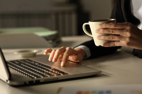 Närbild Affärskvinna Händer Med Bärbar Dator Som Håller Kaffekopp Natten — Stockfoto
