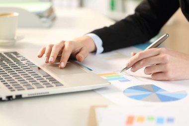 Ofisteki grafik analizi raporlarını incelerken kadın yöneticilerin ellerini kapat.