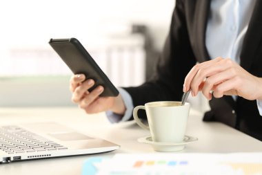 İş kadınlarının ellerini kapat. Akıllı telefonları kontrol et. Ofiste bir fincan kahve karıştır.