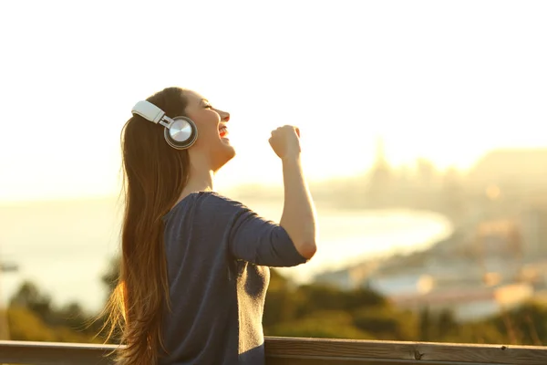 Щаслива Дівчина Співає Слухаючи Музику Навушниках Парку Заході Сонця — стокове фото
