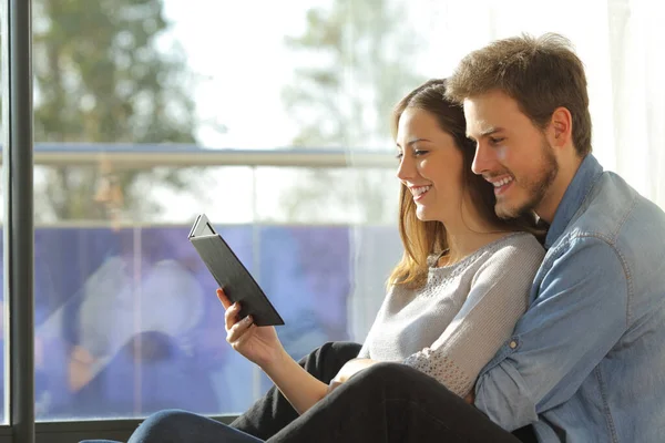 Feliz Casal Jovem Leitura Livro Sobre Leitor Ebook Sentado Casa — Fotografia de Stock