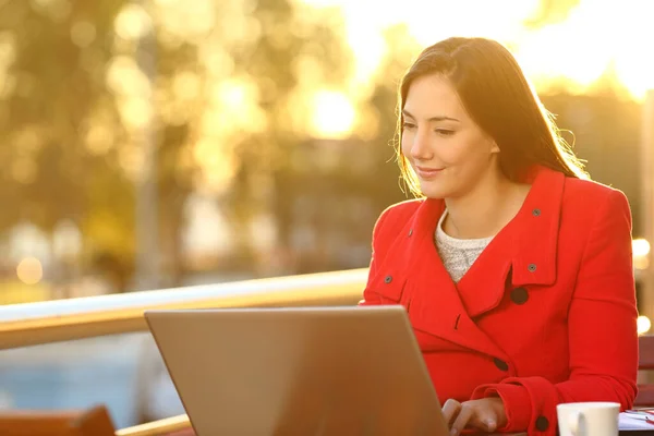 Happy Woman Reading Laptop Sunset Sitting Balcony — Stock Photo, Image