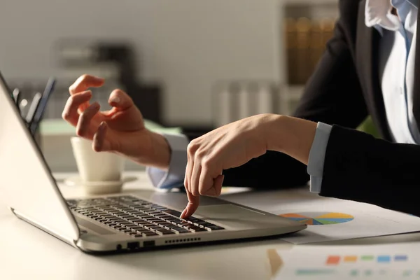 Primo Piano Mani Donna Esecutiva Arrabbiato Premendo Tasto Keybord Notte — Foto Stock