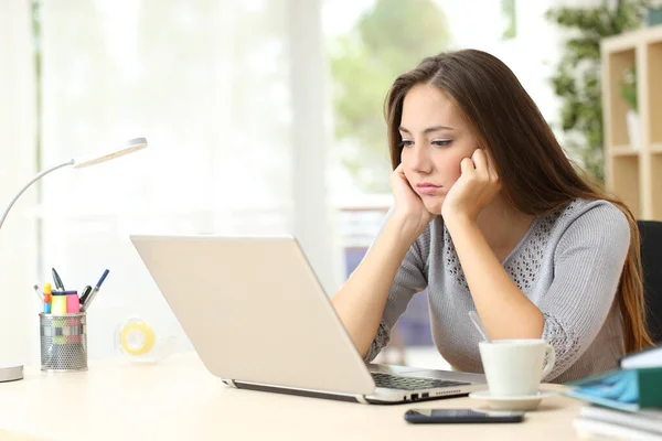 Znudzona Przedsiębiorca Kobieta Patrząc Ekranie Laptopa Siedzi Biurku Domu — Zdjęcie stockowe