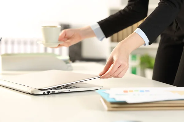 Close Mãos Mulher Negócios Chegando Escritório Com Xícara Café Laptop — Fotografia de Stock