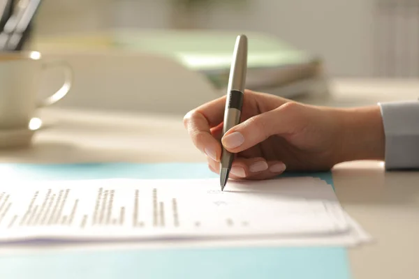 Primo Piano Una Donna Affari Che Firma Documento Del Contratto — Foto Stock