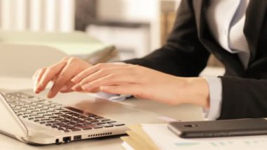 Bir yöneticinin laptopunu kullanarak ofisteki akıllı telefonu kontrol ederek kapatmasını.