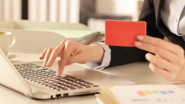 Close Van Een Executive Hands Online Kopen Met Creditcard Laptop — Stockvideo