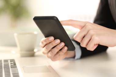 Yönetici kadın ellerini kullan. Ofisteki masada oturmuş akıllı telefonları kontrol et.