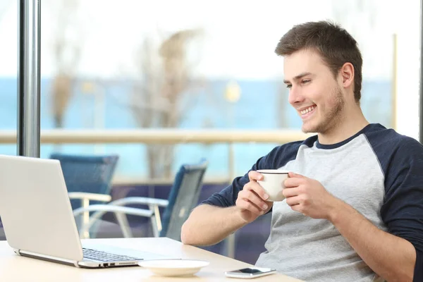 Homem Feliz Assistindo Conteúdo Line Laptop Uma Cafeteria — Fotografia de Stock