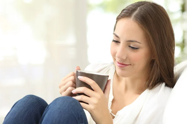 Mujer Pensativa Sosteniendo Taza Café Mirando Hacia Otro Lado Sentada —  Fotos de Stock