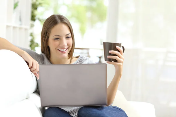 Vooraanzicht Gelukkige Vrouw Lezen Inhoud Laptop Met Koffiebeker Zittend Een — Stockfoto