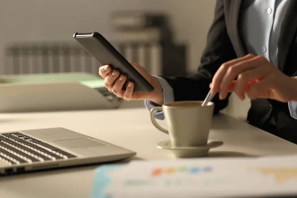 Close Van Executive Vrouw Handen Roeren Koffie Controleren Smartphone Nachts — Stockfoto