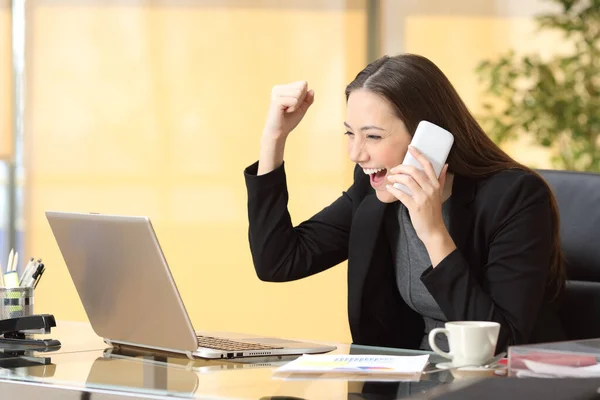 Akıllı Telefondan Konuşan Yönetici Kadın Ofiste Laptopla Iyi Haberi Kutluyor — Stok fotoğraf