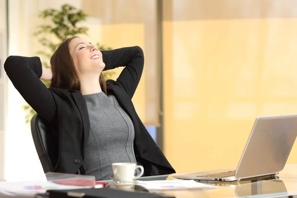 Щаслива Виконавча Жінка Відпочиває Свіжому Повітрі Своїм Столом Офісі — стокове фото
