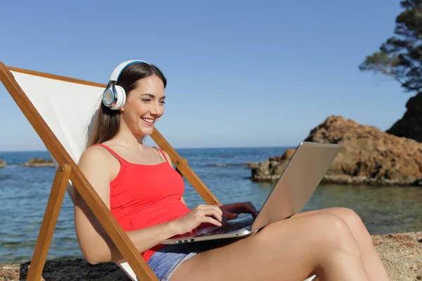 Happy Girl Menggunakan Laptop Dengan Headphone Duduk Kursi Dek Pantai — Stok Foto