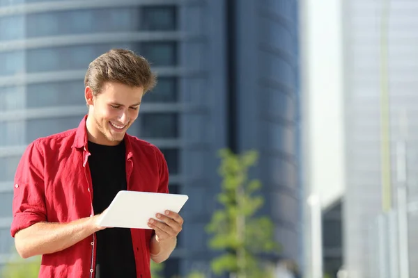 Ευτυχής Άνθρωπος Στέκεται Στο Δρόμο Χρησιμοποιώντας Tablet Μια Επιχειρηματική Περιοχή — Φωτογραφία Αρχείου