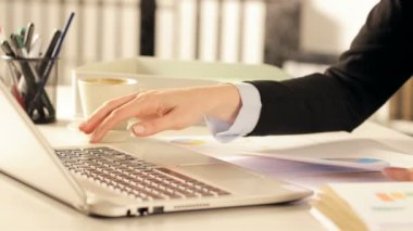 Ofisteki laptopun çökme raporunu kullanarak kızgın yöneticilerin ellerini kapat.