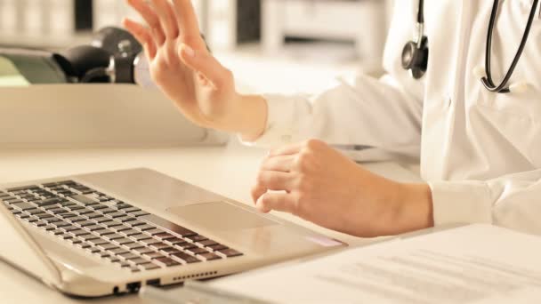 Close Médico Feminino Mãos Falando Uma Videocall Laptop Escritório — Vídeo de Stock